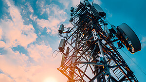 5G-Technologie für weltweite Kommunikation, Antennenturm für drahtloses High-Speed-Internet.