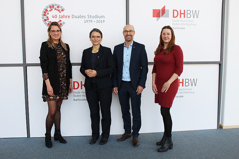 v.l.n.r.: Alexandra Kölle; Prof. Dr. Martina Klärle, Präsidentin, DHBW; Prof. Dr. Stephan Schenkel, Rektor, DHBW Karlsruhe; Jeannine Dovođa