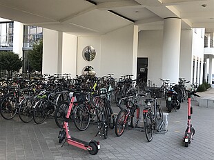 Fahrradständer im Hof der DHBW Karlsruhe