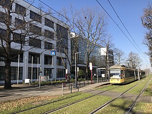 Straßenbahn hält vor der Hochschule