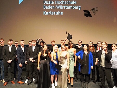Über 900 Absolventinnen und Absolventen im Kongresszentrum Karlsruhe feierlich verabschiedet 
