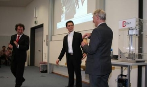 Ein Teammitglied präsentiert Prof. Dr. Richter den „Driller“ 
