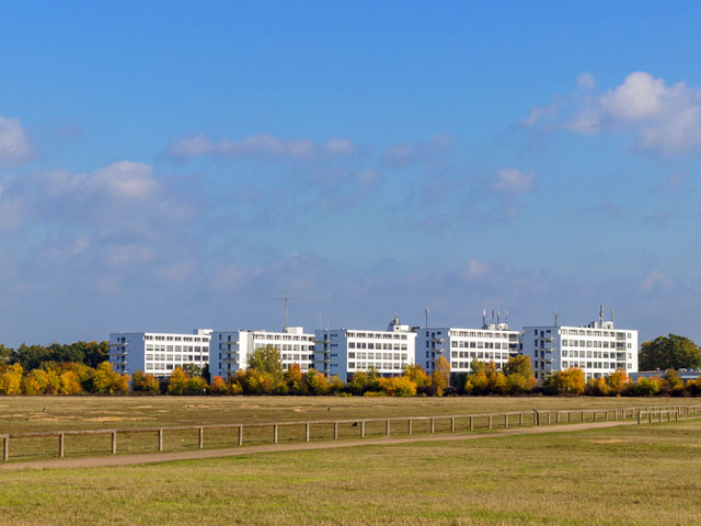 Gebäude der DHBW Karlsruhe über das alte Flugfeld gesehen.